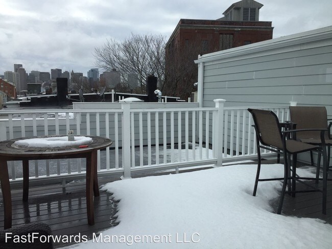 Building Photo - 72 London St