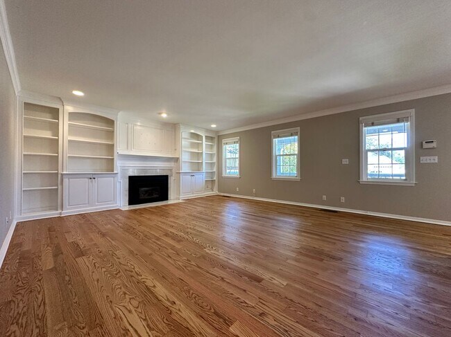 Building Photo - 604 Village Ct