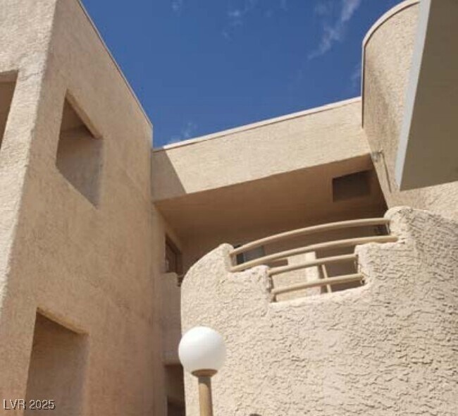 Building Photo - 2200 Highpointe Dr