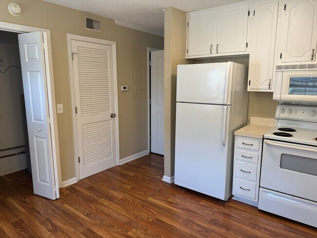 Building Photo - Great 2-story Townhome