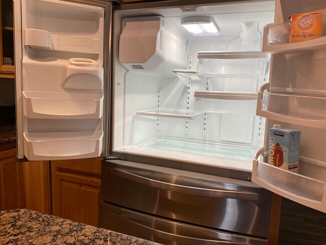Refrigerador y congelador en la parte inferior. - 10725 Westminster Ave
