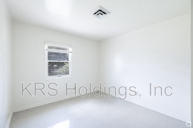 Building Photo - 390 Hercules Ct