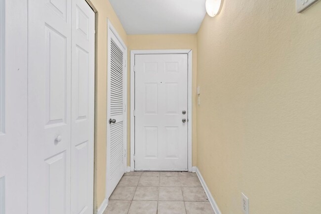 Building Photo - 410 S Villa San Marco Dr
