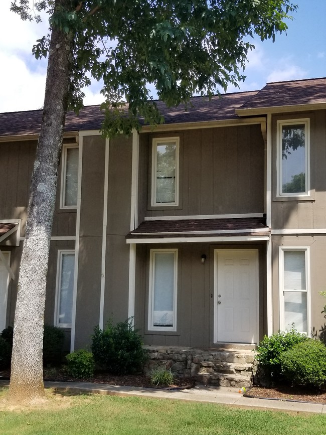 Building Photo - 9008 Mahogany Row SE