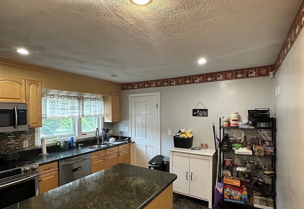 Foto principal - 73 Almont St