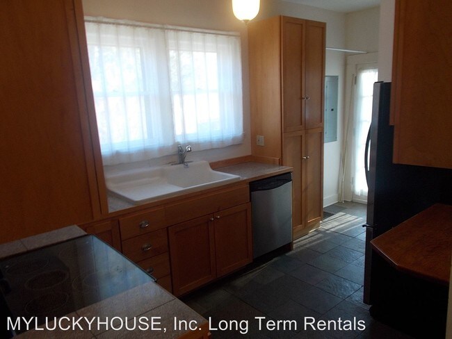 Building Photo - 3 br, 2 bath House - 204 NW St Helens Pl