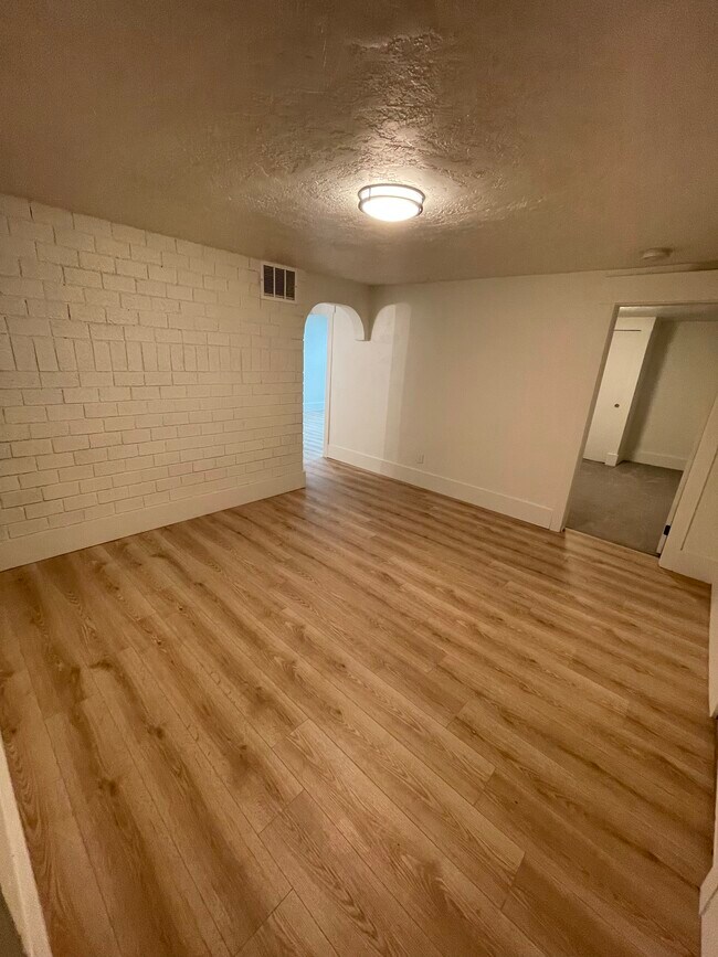 Building Photo - 76 W 200 S