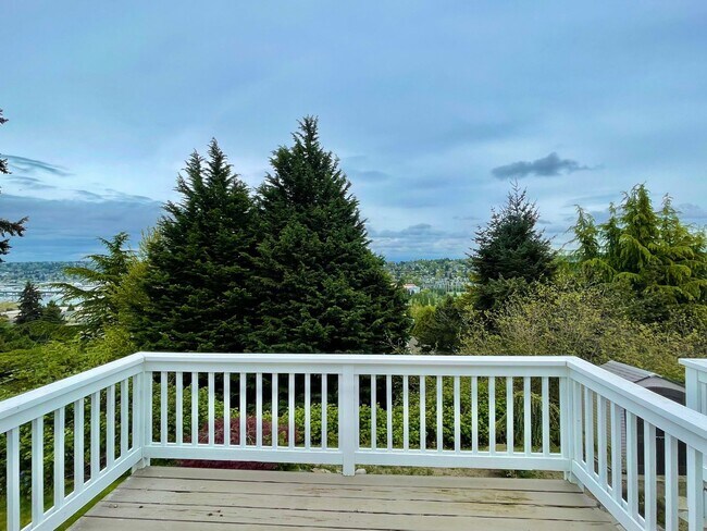 Building Photo - Magnolia 2-Bedroom with a View!