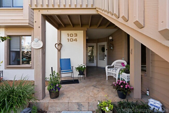Building Photo - 233 NE Edgewater Dr