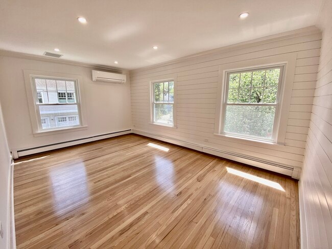 Building Photo - 40 E Maple St