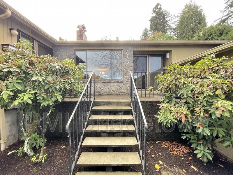 Primary Photo - 7140 SE Thorburn St