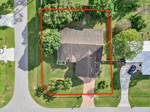 Building Photo - 566 SE Damask Ave