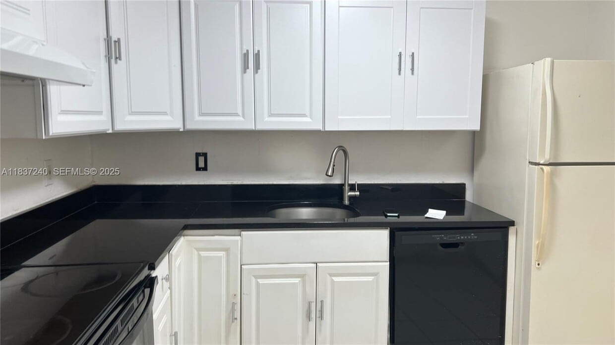 Foto del edificio - 7001 Environ Blvd