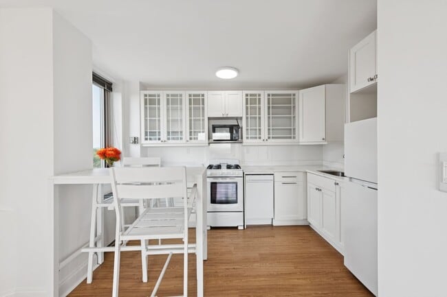 Foto del edificio - Renovated Studio w/ Private Balcony Glover...