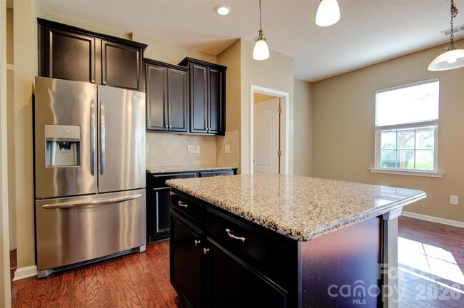 Foto del edificio - 16125 Hammersmith Farm Dr