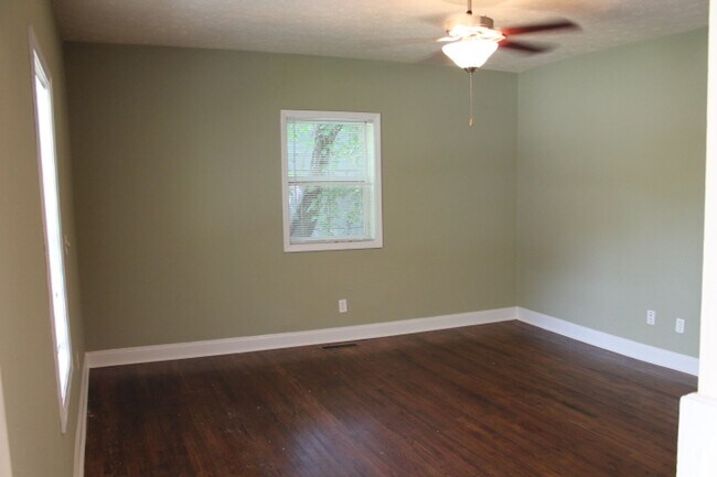 Building Photo - Four Bedroom Near Downtown Athens