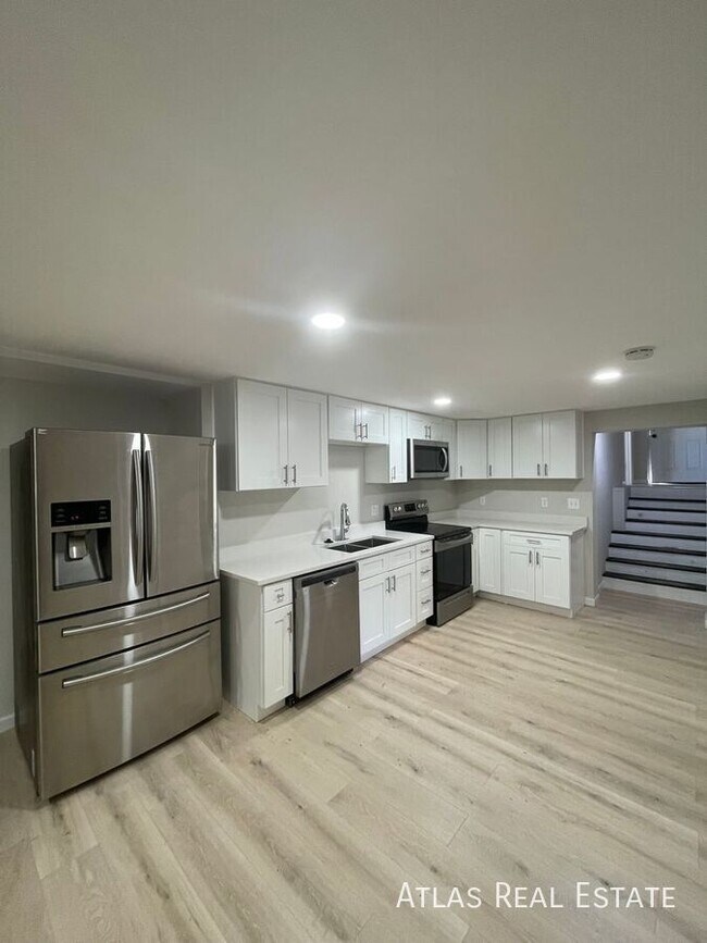 Building Photo - Berkley/Denver Home Ready for Rent!