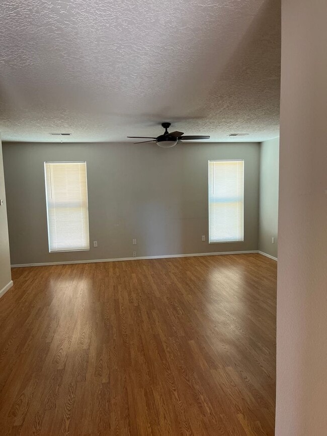 Foto del edificio - 6175 Roadrunner Loop NE