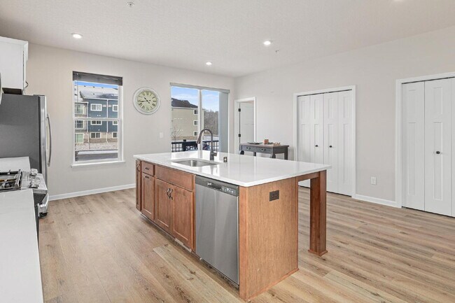 Foto del edificio - "Spacious 3-Bed Townhouse with 2.5 Baths in Maple Grove – A Perfect Retreat at 2405 Sq Ft!"