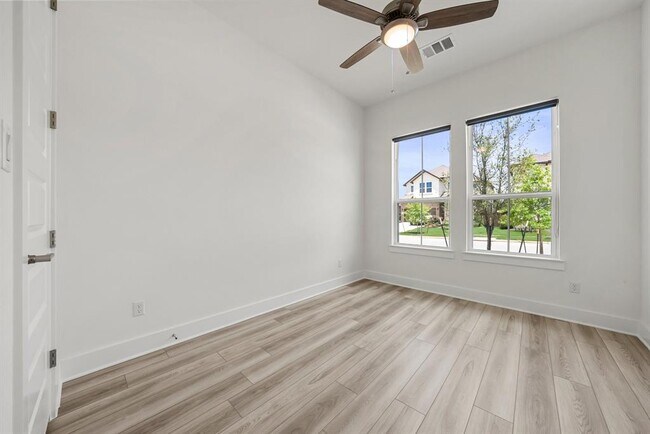 Building Photo - 1633 Martin Wls St