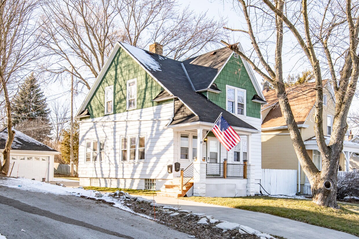 2615 N Wauwatosa Ave, Wauwatosa, WI 53213 Townhome Rentals in