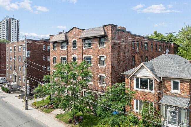 Photo du bâtiment - 1602 Bathurst Street