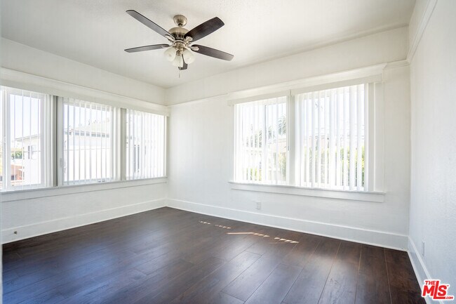 Foto del edificio - 2324 W Washington Blvd