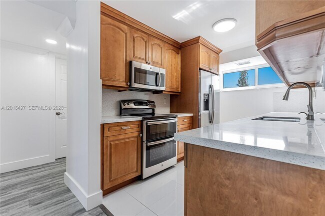 Foto del edificio - 8340 Harding Ave