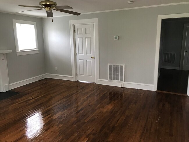 Building Photo - Charming 3bd 1 ba Home