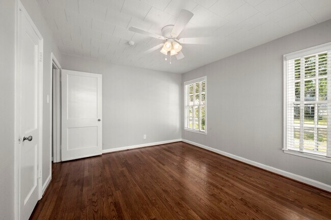 Building Photo - 6438 Pinehurst Dr