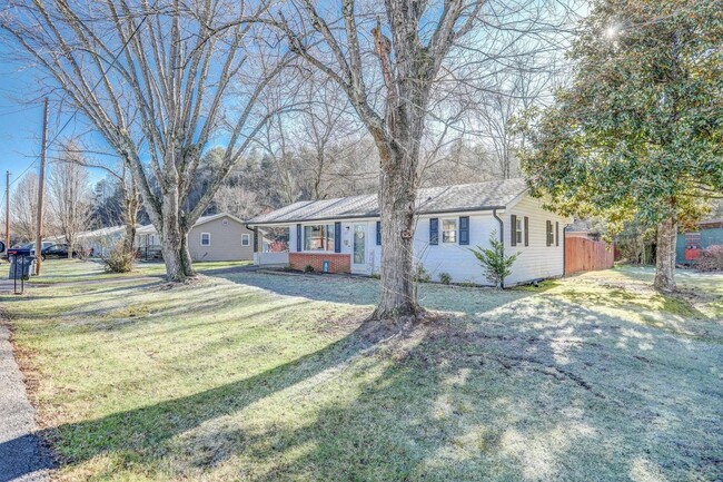 Building Photo - Adorable Ranch Home