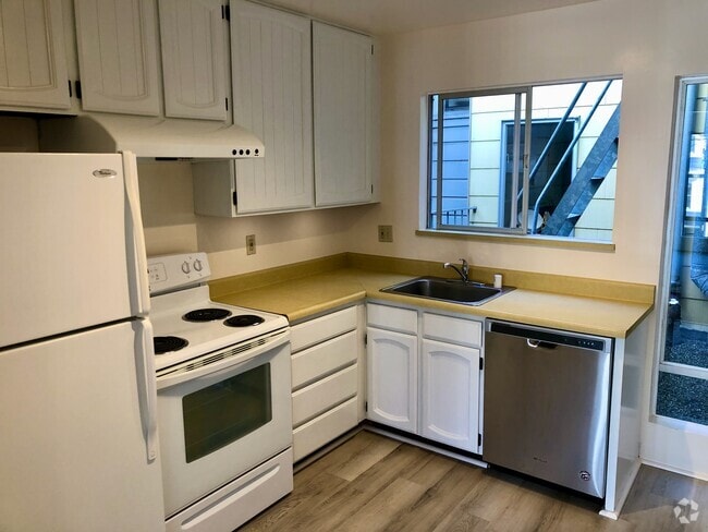 Building Photo - 358 3rd Ave