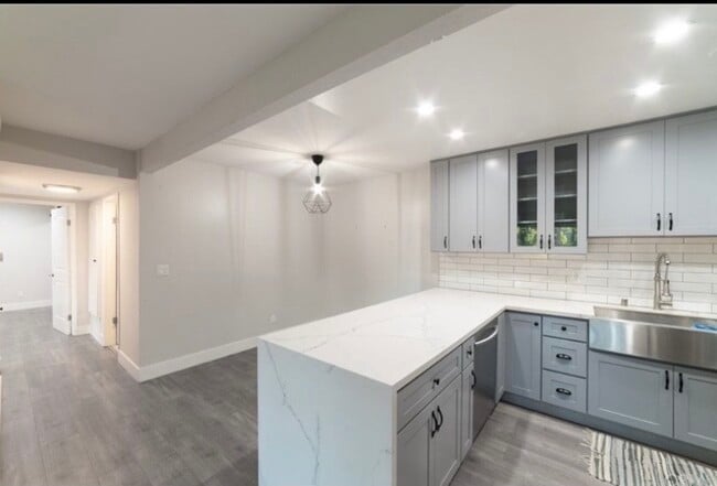 Building Photo - 1001 W MacArthur Blvd