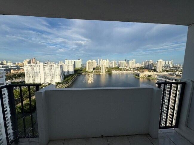Foto del edificio - 2750 NE 183rd St