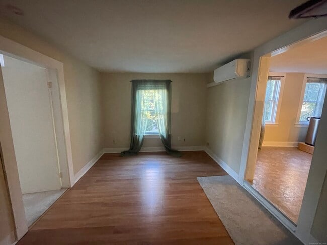 Foto del edificio - 42 Fisher Hill Rd