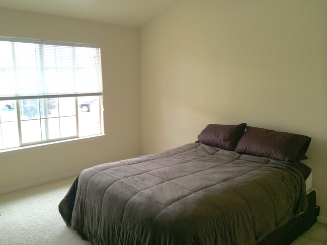 Master bed - 1343 Lake Circle