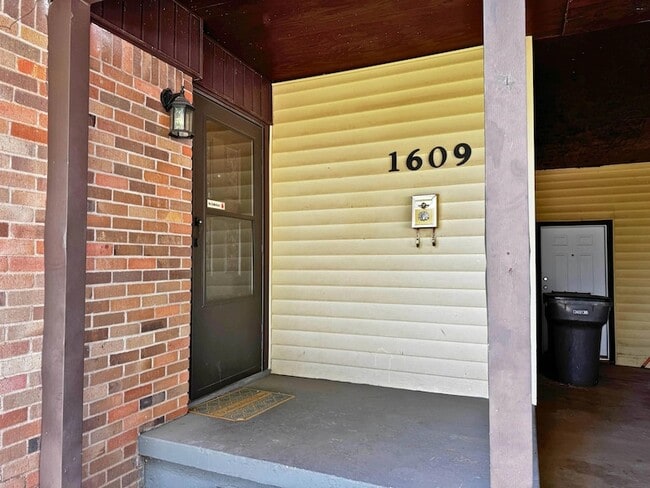 Foto del edificio - 1609 Sunnyside Ln