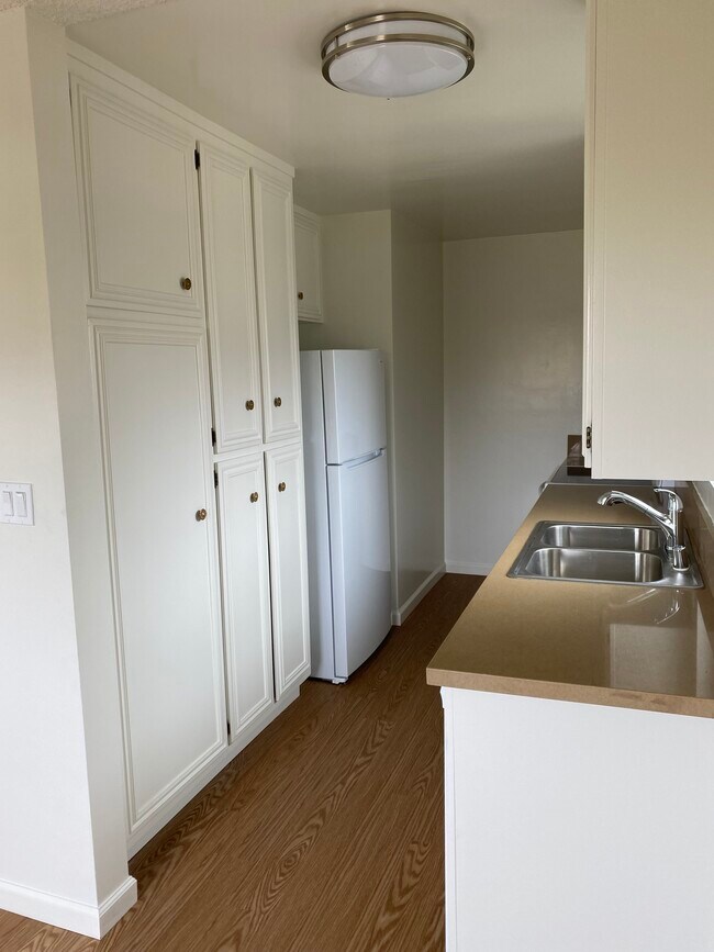Kitchen Cabinets - 1443 Brockton Ave
