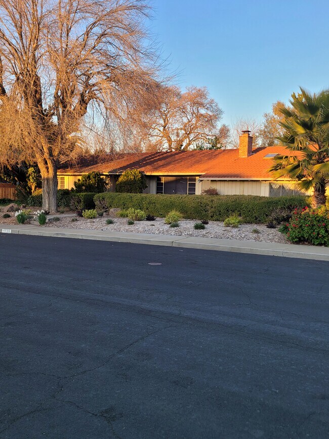 Foto del edificio - 1726 Crescent Dr