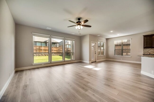 Foto del edificio - Checkout This 4 bed 2.5 bath 2827 sqft - Paloma Creek Beauty!!!