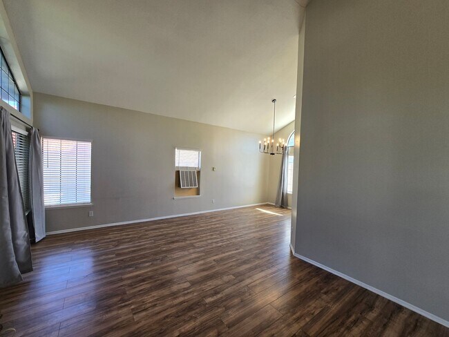 Foto del edificio - 39354 Longhorn Ct