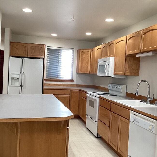 Foto del edificio - Bright & Spacious Everett Condo – 3 Bed, 2...