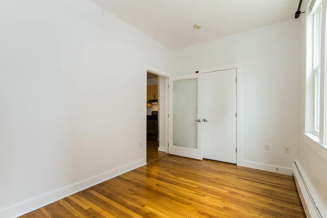 Building Photo - 1 bedroom 1 bathroom Available