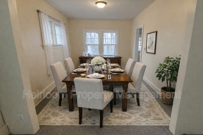 Building Photo - 1112 E 6th St