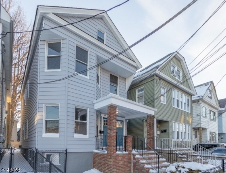 Primary Photo - 1064 Bond St