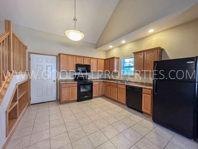 Building Photo - 3 Bedroom, 2 1/2 Bath Townhome in Urbandal...