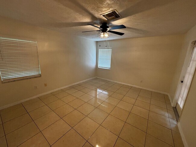 Foto del edificio - 3/2 Home Silver Springs Shores with Solar ...