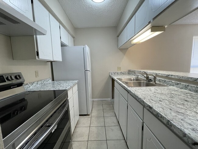 Building Photo - 2508 Lido Ln