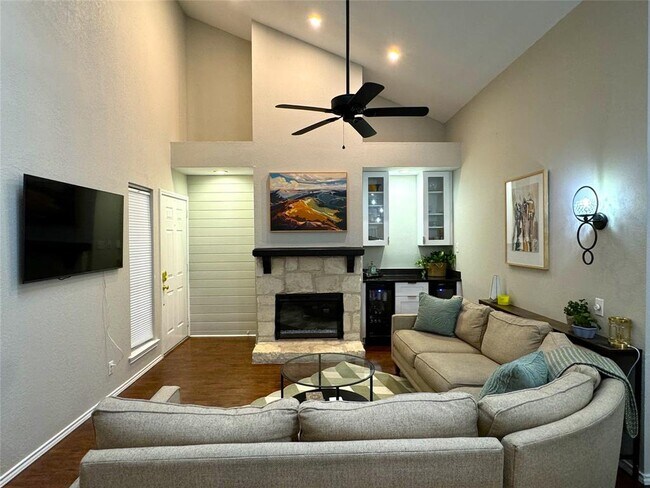 Building Photo - 3809 Spicewood Springs Rd