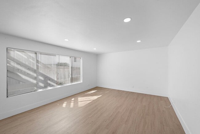 Building Photo - 219 Avenida Santa Barbara